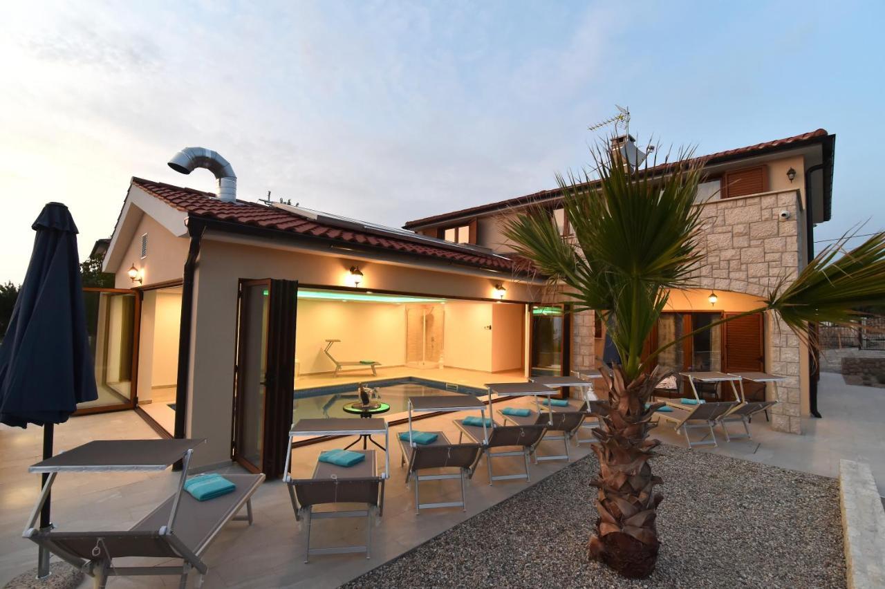 Villa Muskatel -With Heated Pool Brzac Bagian luar foto